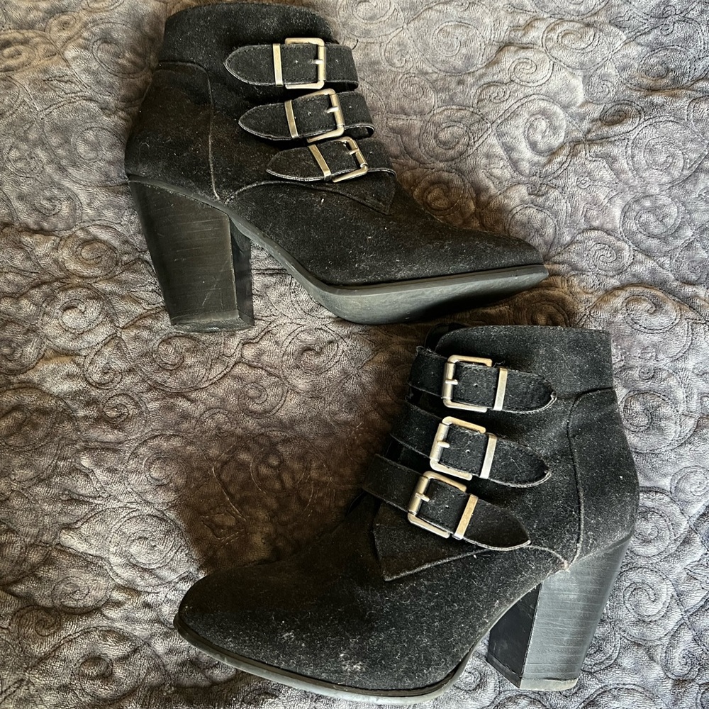 XOXO black size 7.5 Textured ankle boot.